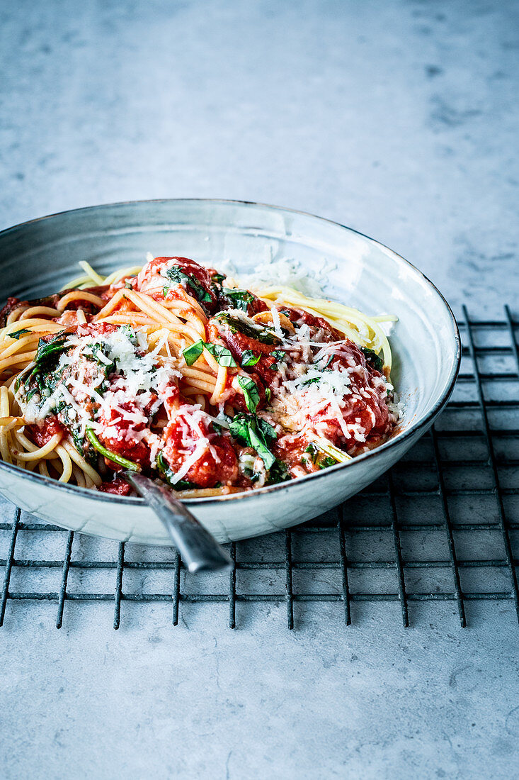 Spaghetti with tomatoes, spinach and a white wine sauce