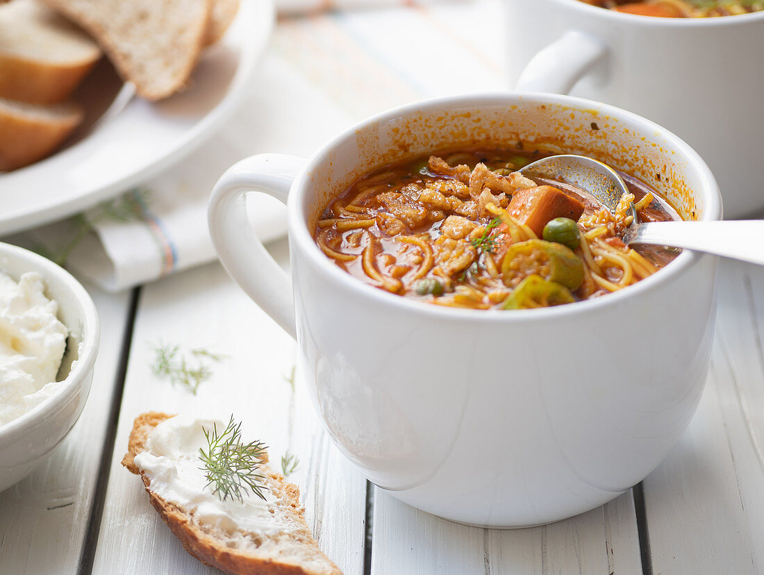 Nudelsuppe mit Okra