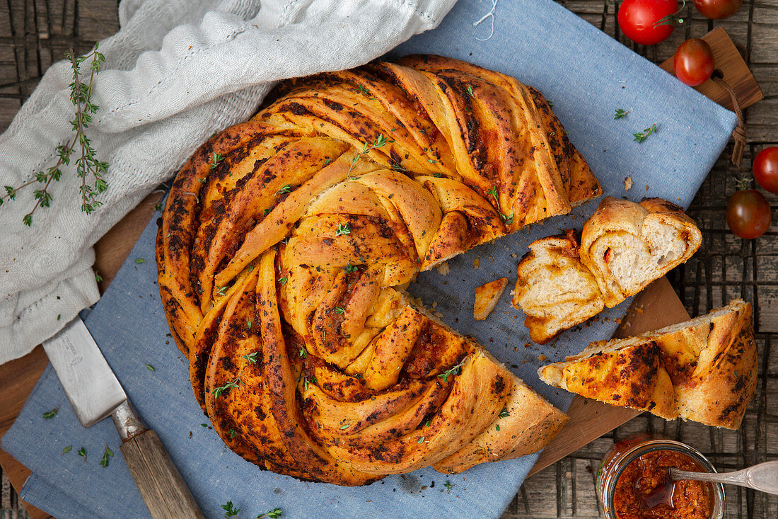 Geflochtenes Pesto-Brot, angeschnitten