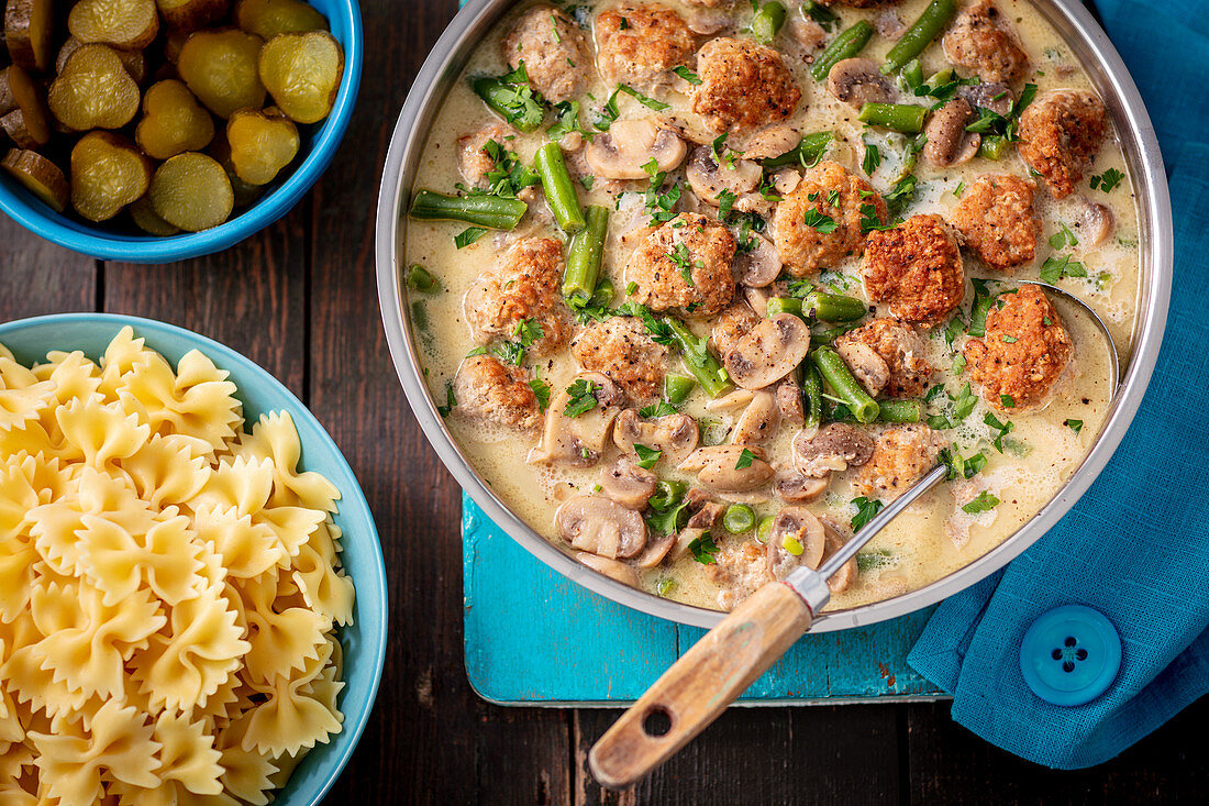 Meatballs with mushroom sauce and green beans