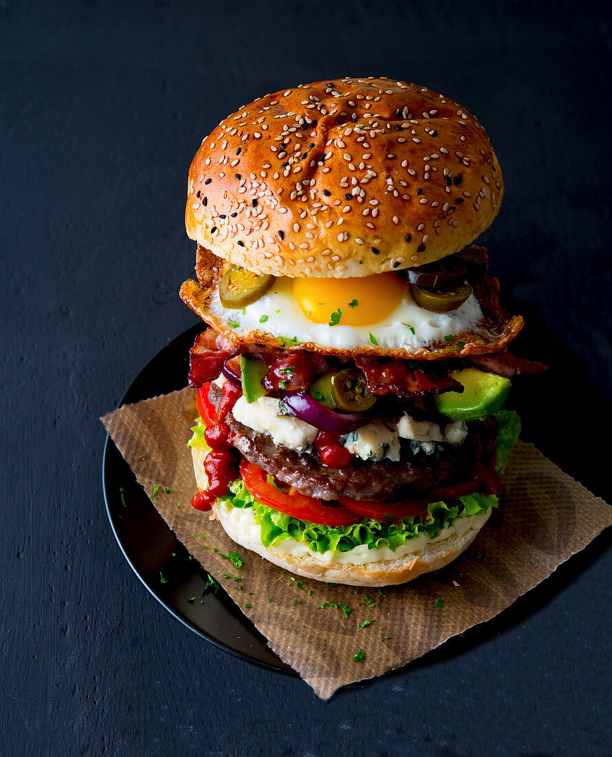 Hamburger mit Spiegelei, Gorgonzola, Avocado, Speck und Jalapenos