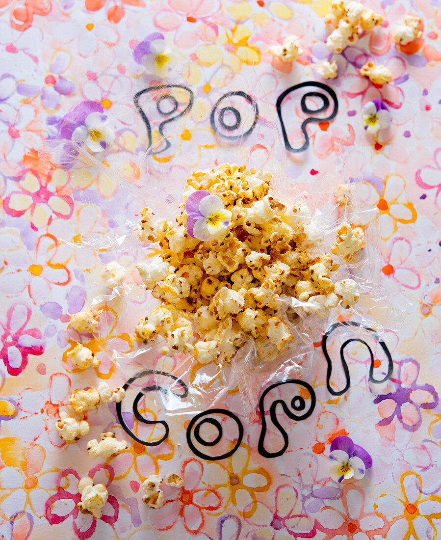 Popcorn im Cellophanpapier
