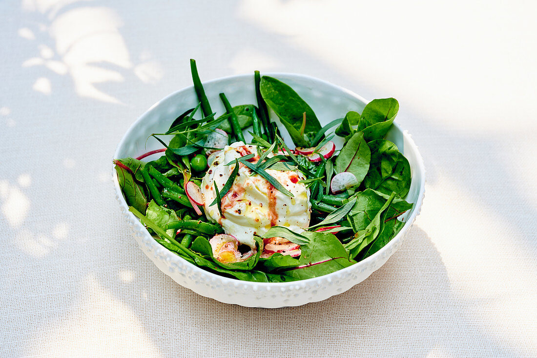 Green salad with goat's cheese