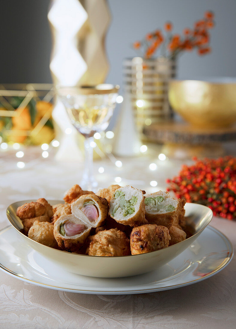 Pettole (Frittierte Teigbällchen mit Gemüsefüllung, Italien)