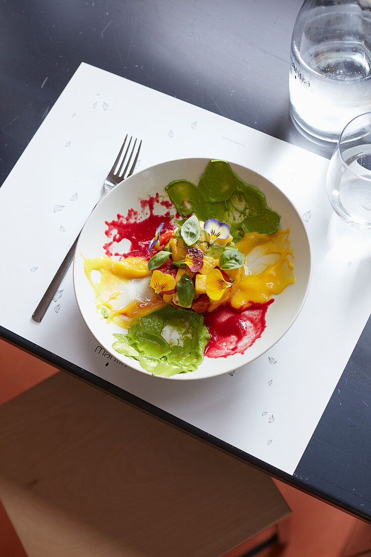 Veganes Tatar aus Avocado, Mango und Kirschtomaten auf bunten Saucen