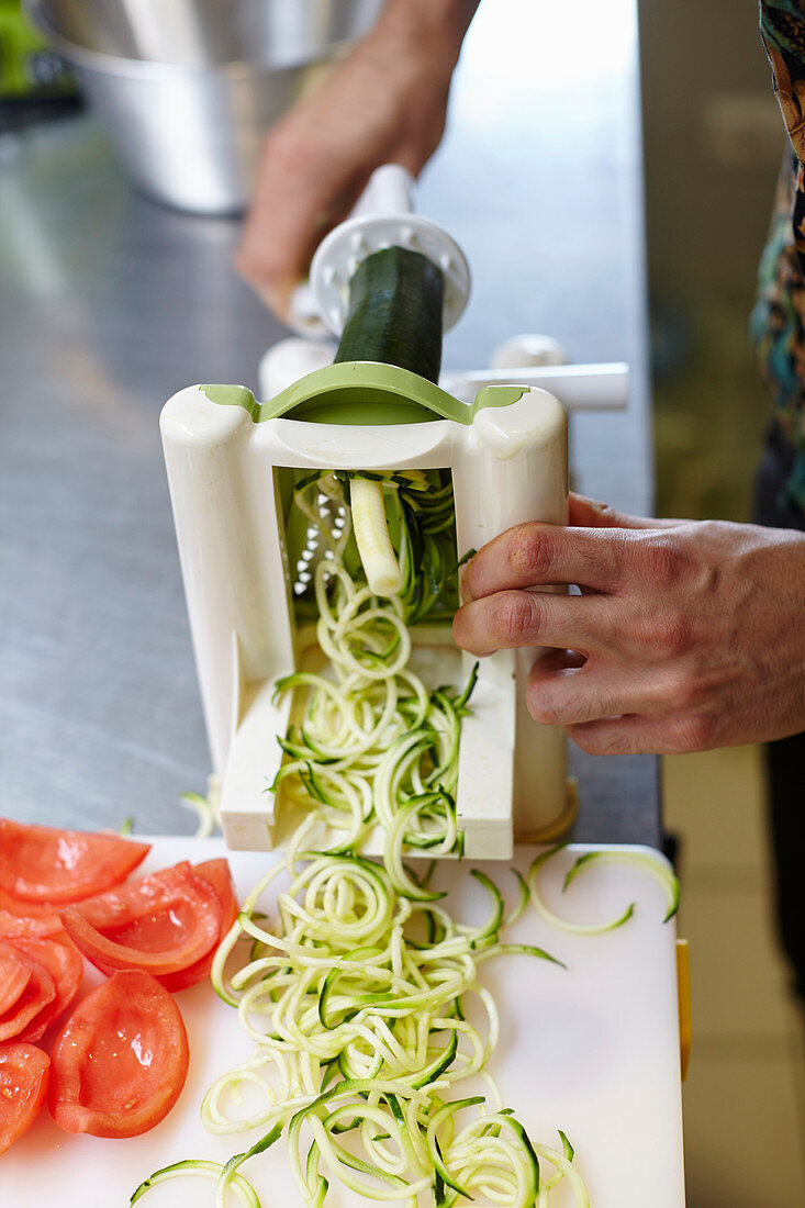 Mit einem Spiralschneider Zucchininudeln selber machen