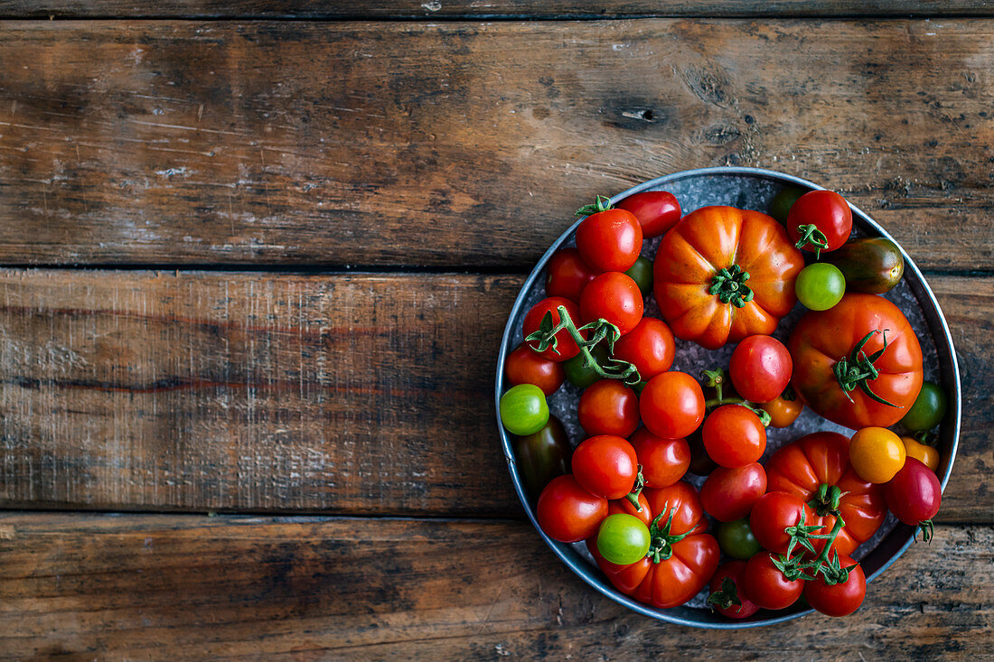 Verschiedene Heirloom-Tomaten auf Teller