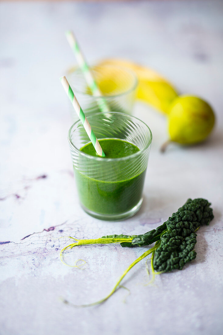 Green smoothie with cabbage, pear and banana (vegan)