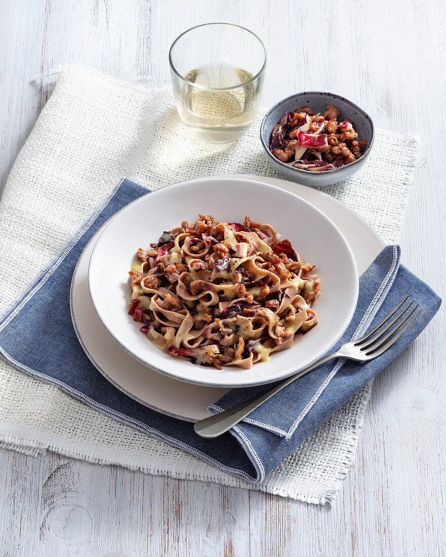 Maronen-Tagliatelle Carbonara mit Radicchio und Salami