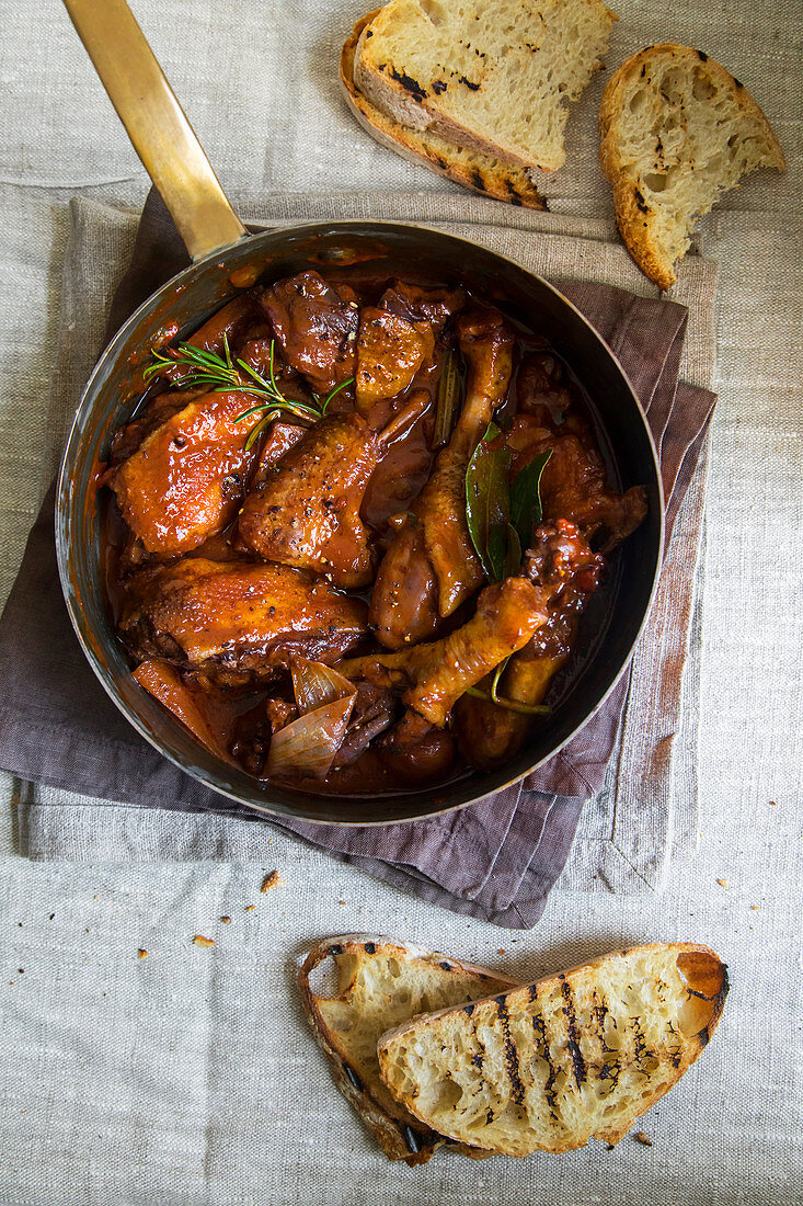 Paduaner-Huhn in Rotwein mit Kräutern