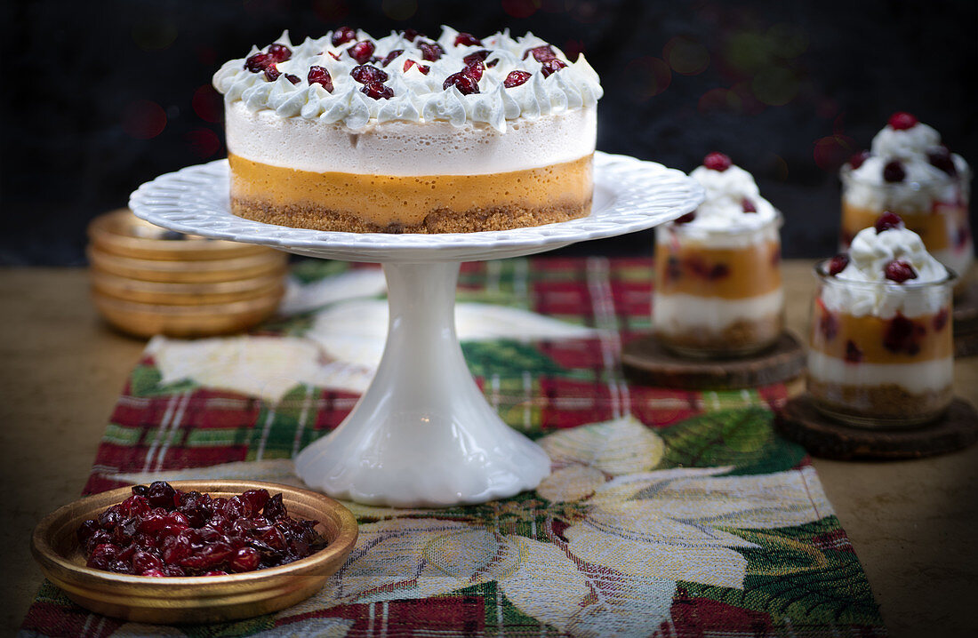 Torte und Schichtdessert mit Kürbismousse und Cranberries zu Weihnachten