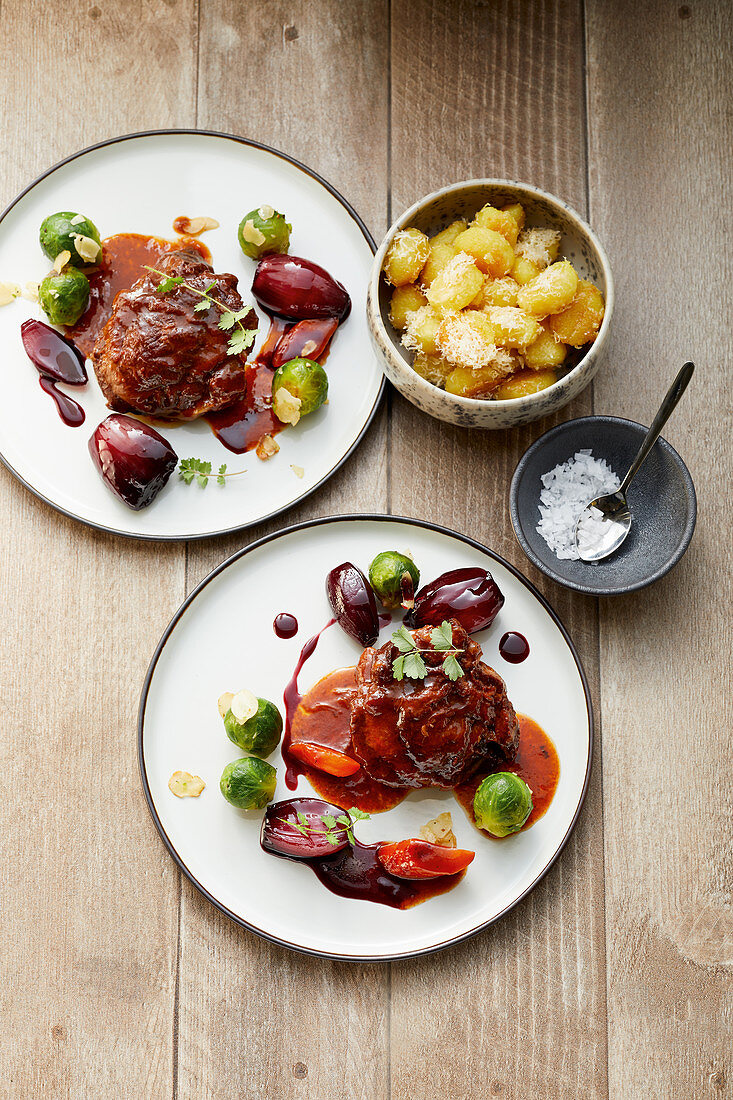 Geschmorte Kalbsbäckchen mit Rotweinschalotten und Gnocchi