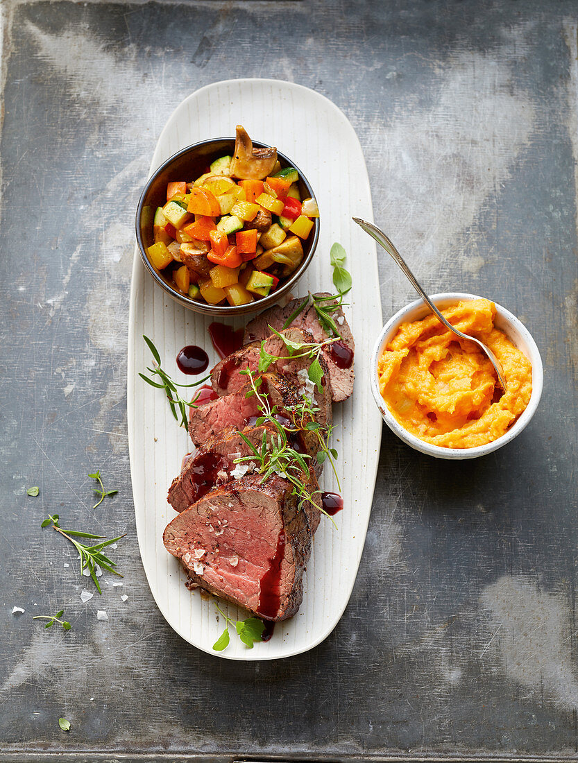 Rinderfilet an Portweinjus mit Süßkartoffelstampf und Ratatouille