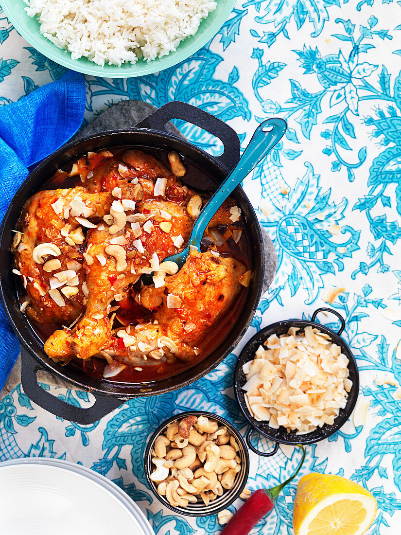 Scharfes geschmortes Huhn mit Cashewnüssen und Kokos