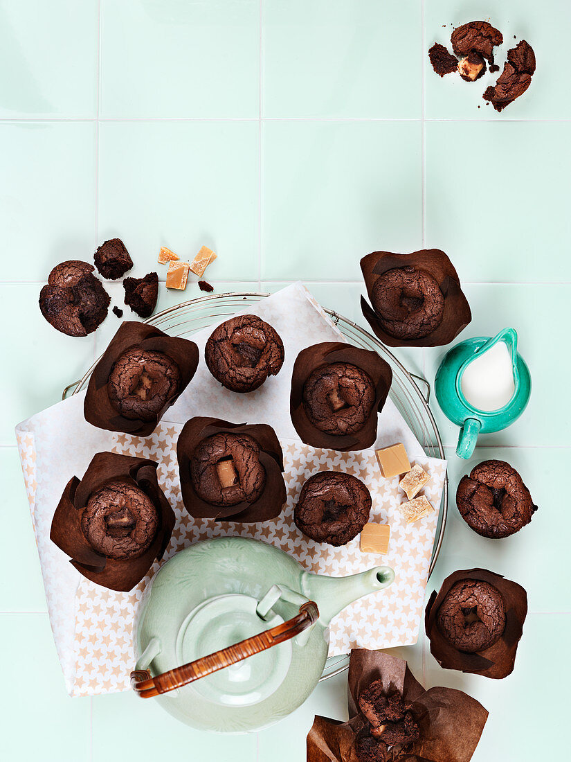 Schokoladenmuffins mit Fudge zum Tee