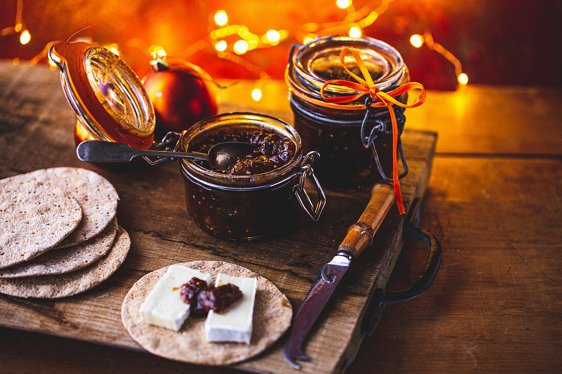 Feigen-Clementinen-Chutney zu Weihnachten mit Crackern und Käse