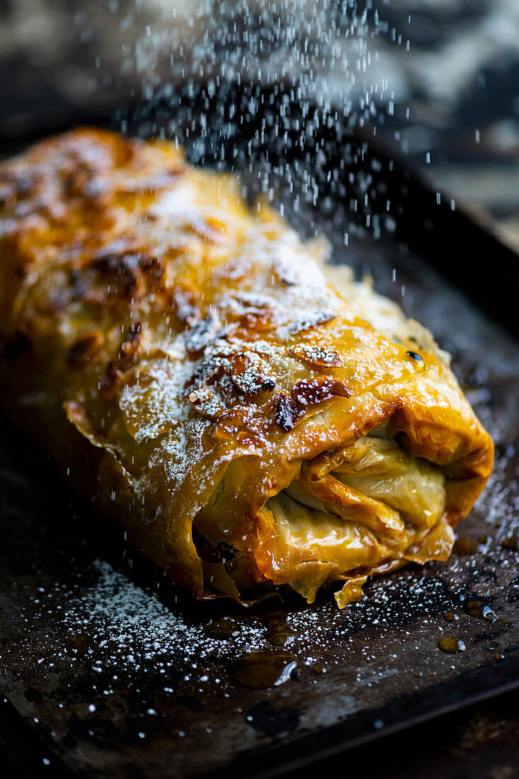 Weihnachtsstrudel mit Puderzucker