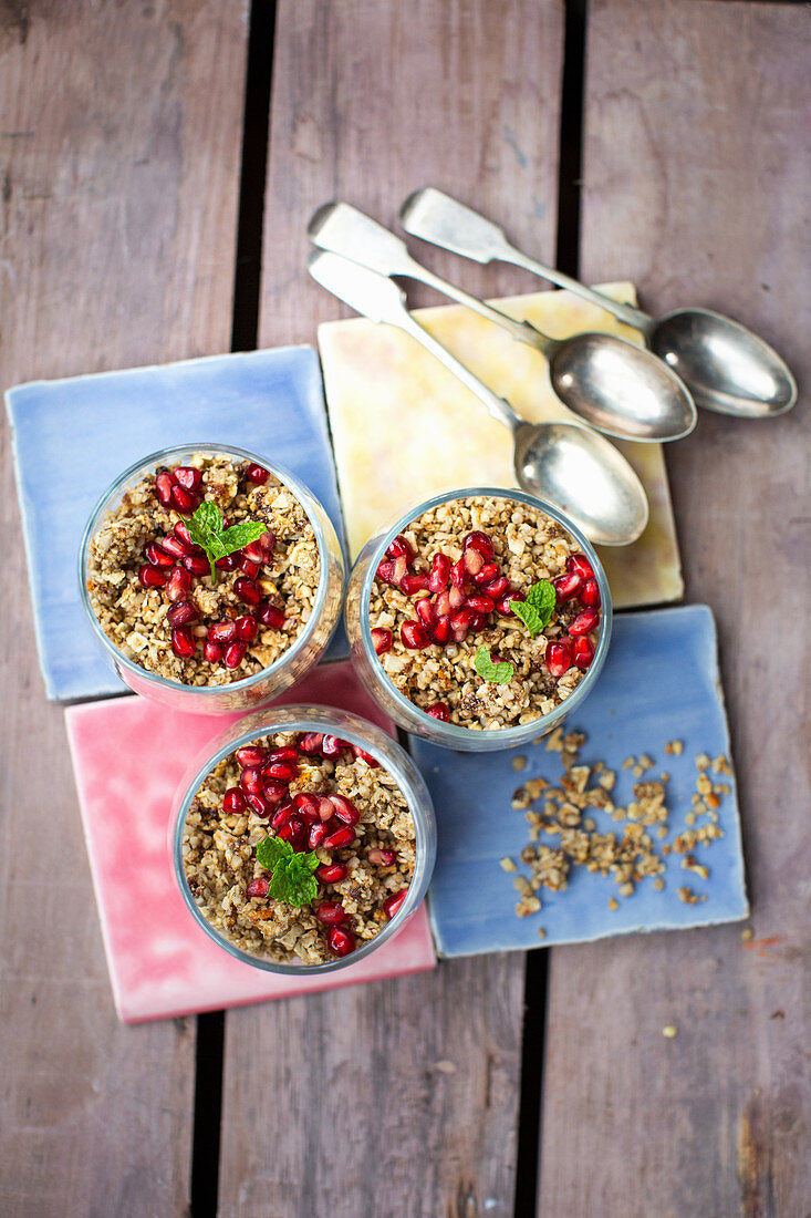 Granola-Müsli mit Joghurt und Granatapfelkernen