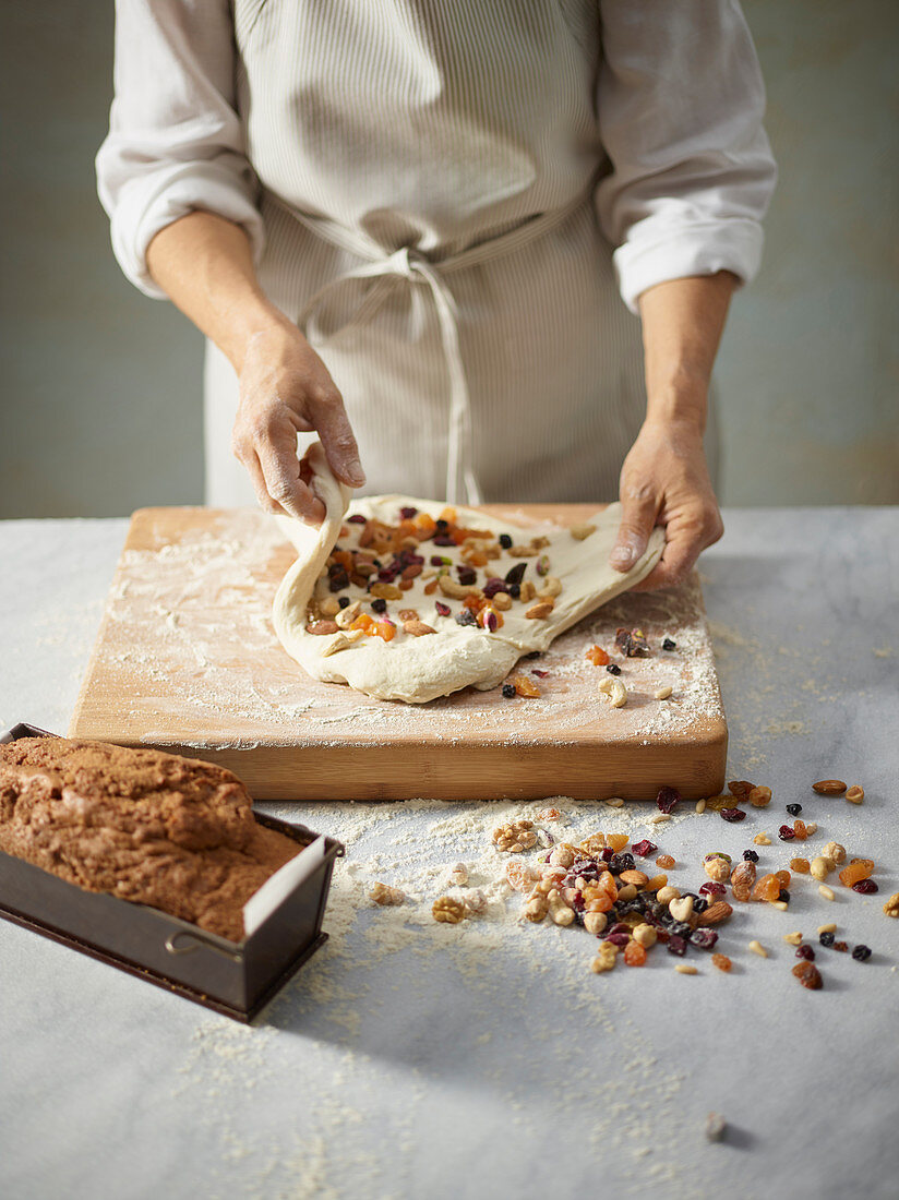 Ein Hefebrot mit Trockenfrüchten backen