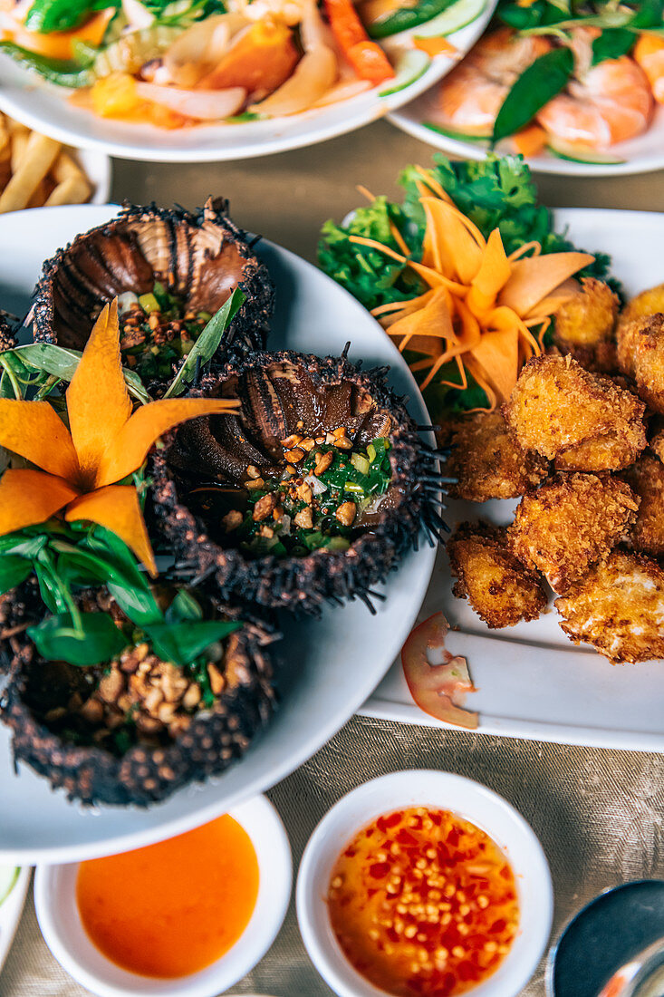 Seeigel mit Chilisauce zum Lunch (Vietnam)