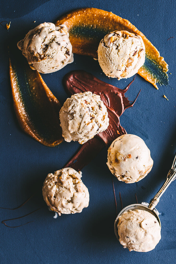 Tin Roof Ice Cream (Vanilleeis mit Karamell, Erdnüssen und Schokolade)