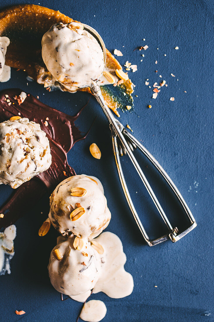 Tin Roof Ice Cream (Vanilleeis mit Karamell, Erdnüssen und Schokolade)