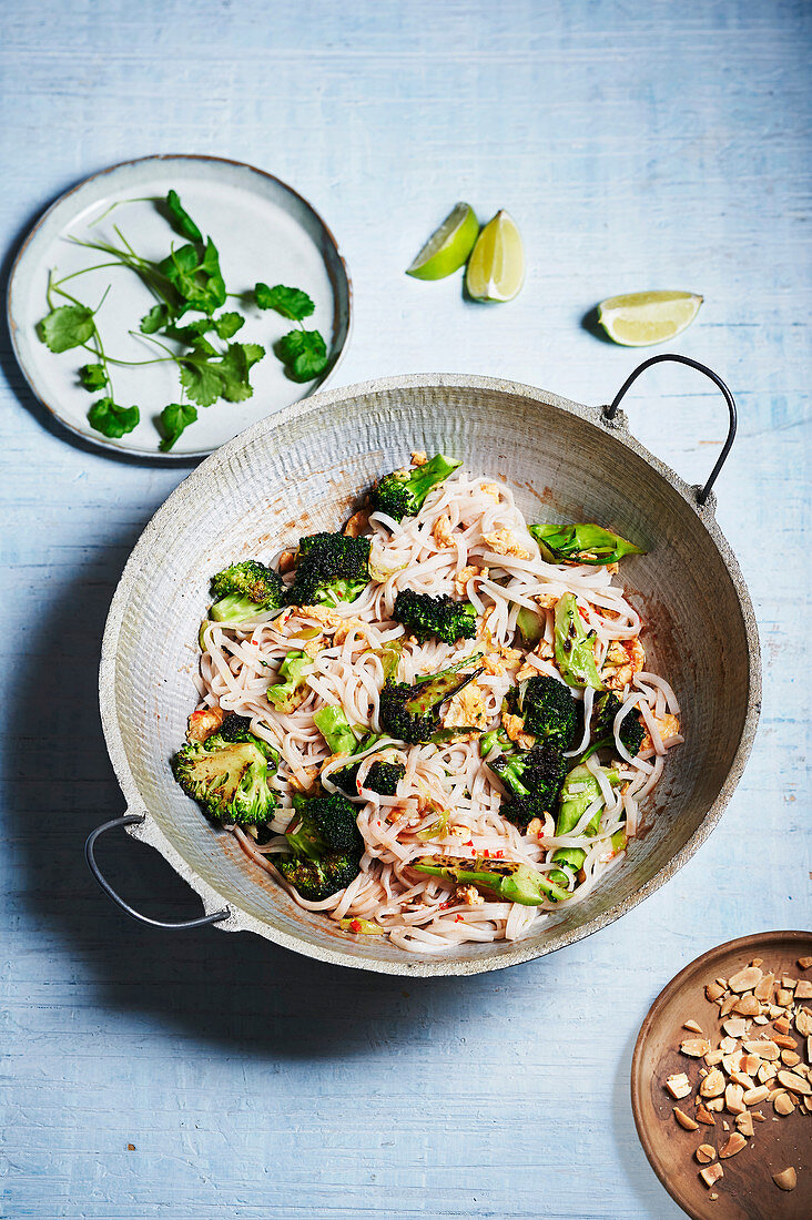 Pad Thai mit Brokkoli (Thailand)