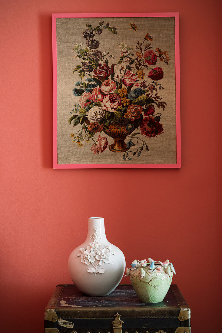 Vasen mit romantischem Dekor auf alter Truhe unterm Blumenbild