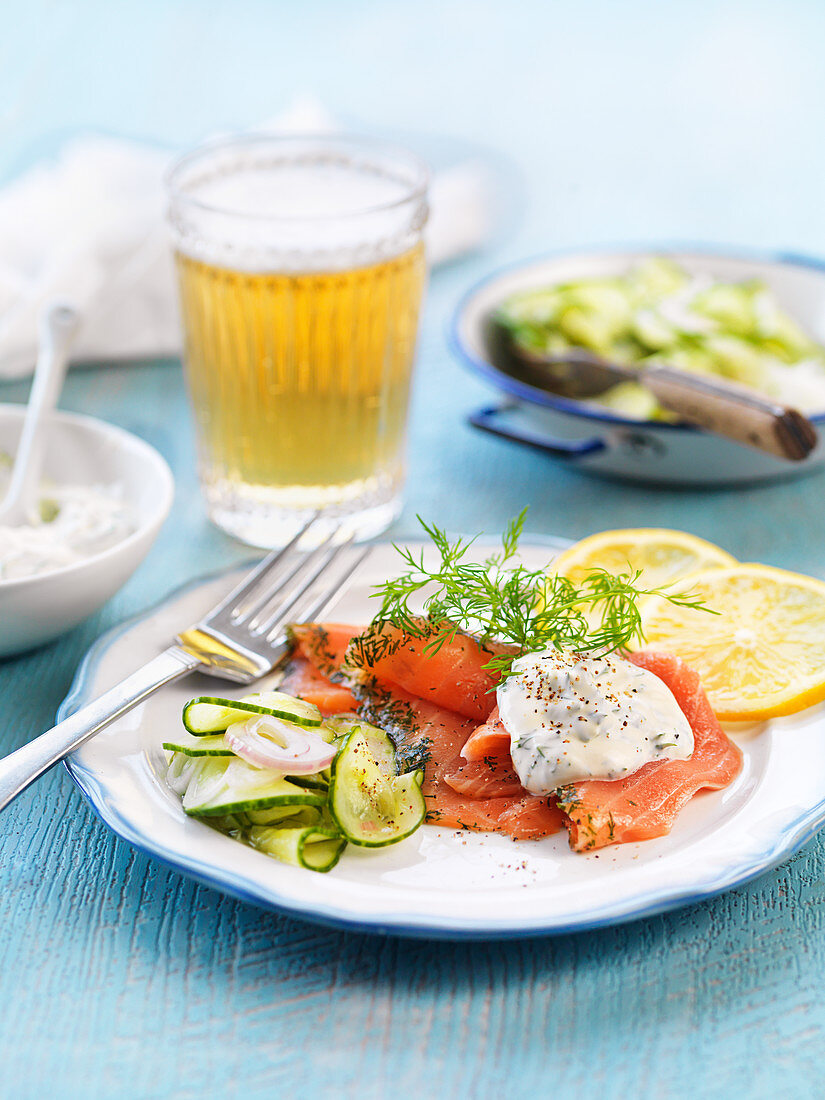 Räucherlachs mit eingelegter Gurke, Zitrone und Dill