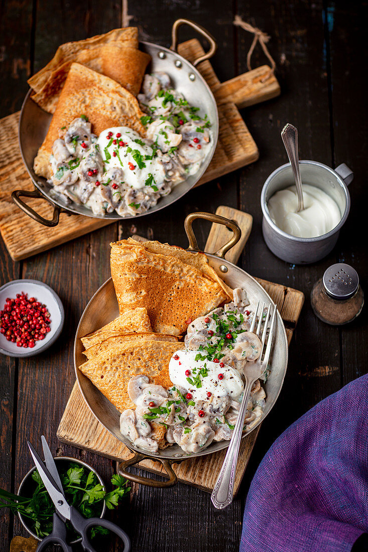 Crepes mit Pilzsauce und rosa Pfeffer