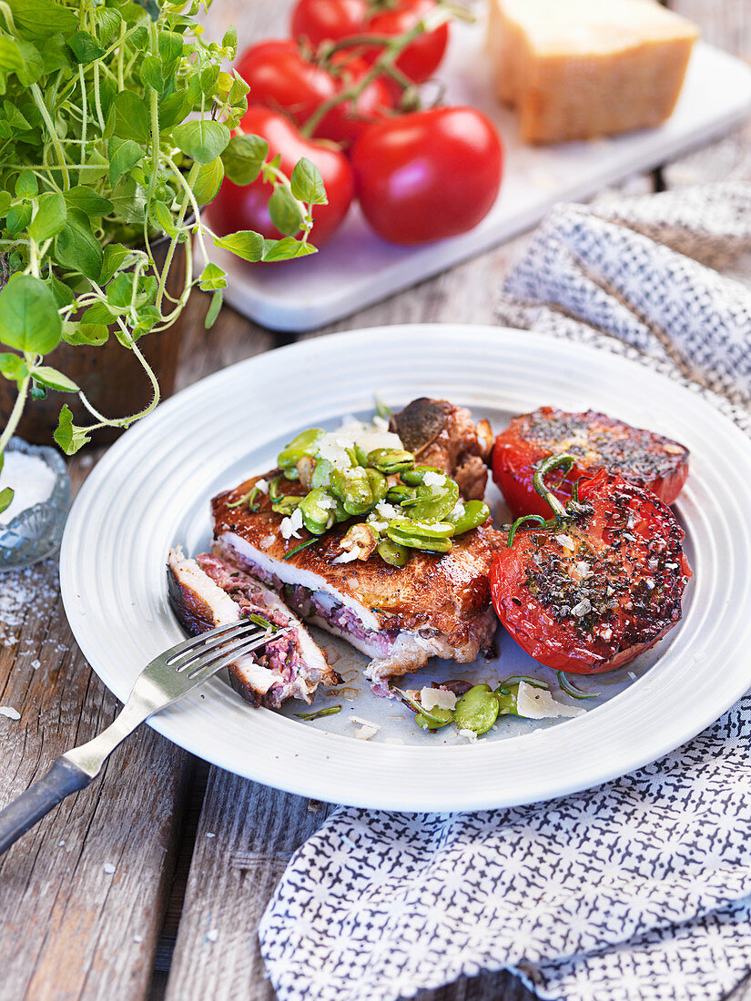 Gegrillte Schweinekoteletts und Tomaten