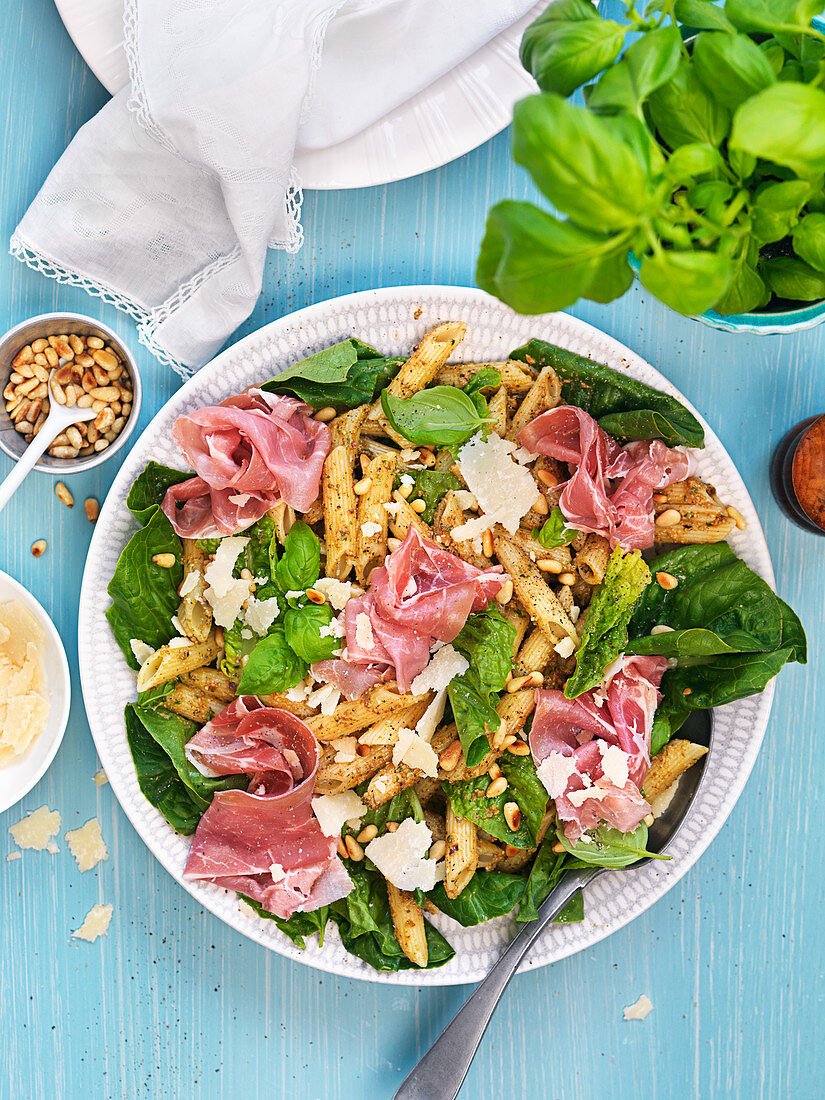 Penne-Salat mit Prosciutto, Basilikum, Pinienkernen und Parmesan