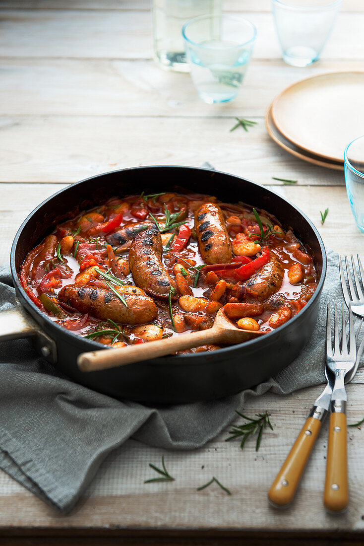 Butterbohnen-Tomaten-Eintopf mit Wurst, Zwiebeln und Paprika