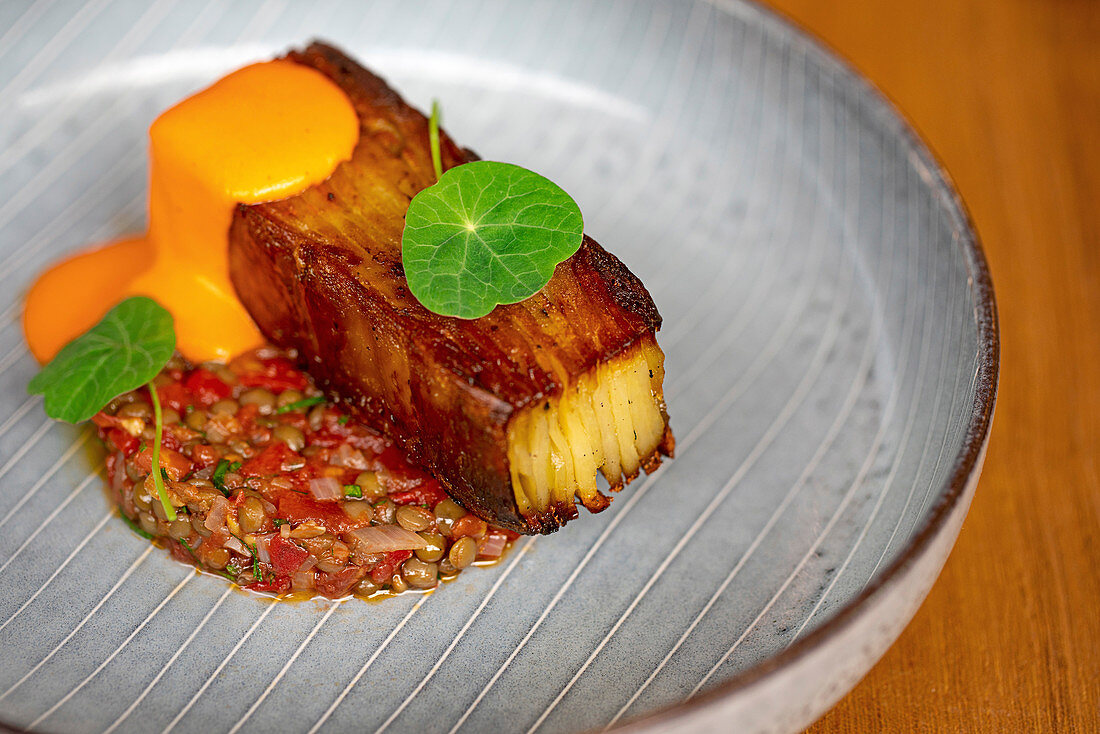 Kartoffelterrine mit Linsen-Tomatensalsa und Piquillo-Paprikasauce