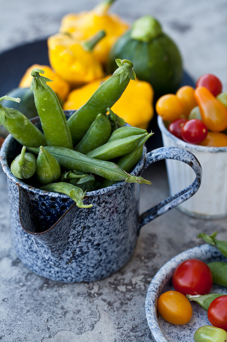 Frisches Gemüse: Zuckerschoten, Kirschtomaten, Kürbisse und Zucchini