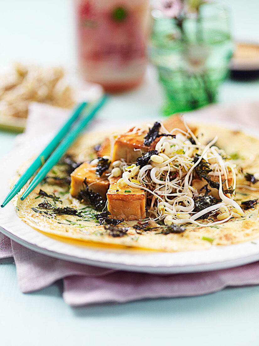 Pfannkuchen mit gebratenem Tofu und Algen (Asien)