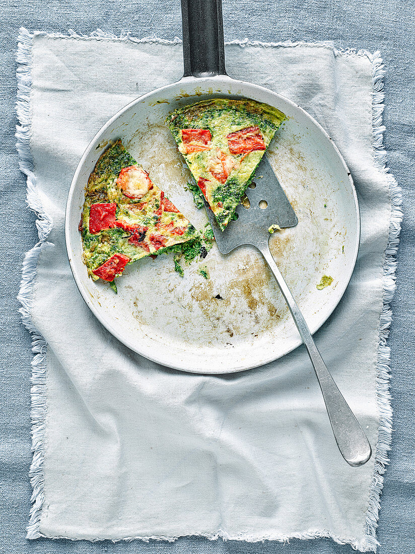 Spinach omelett with tomatoes and red pepper