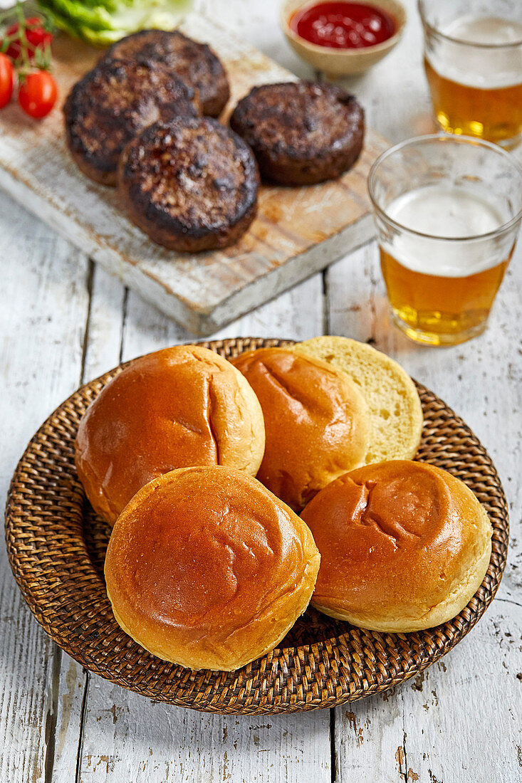 Brioche-Burgerbrötchen auf Teller