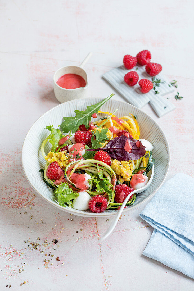 Salad with courgette noodles, raspberry and mini mozzarella