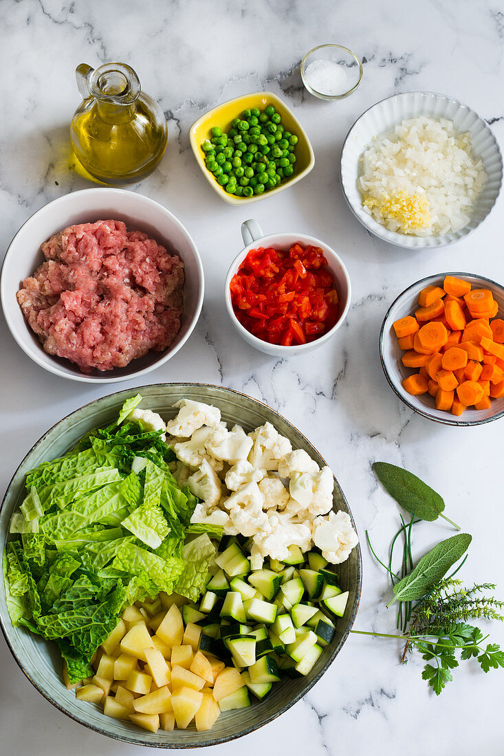 Verschiedene Zutaten für Gemüsesuppe mit Hackfleisch
