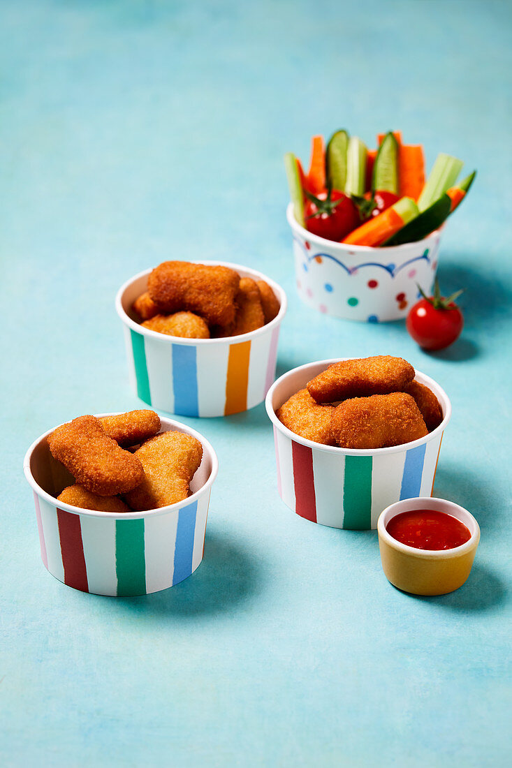 Hähnchennuggets mit Ketchup und Gemüsesticks