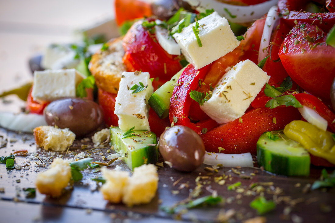 Griechischer Salat mit Feta und Oliven (Nahaufnahme)