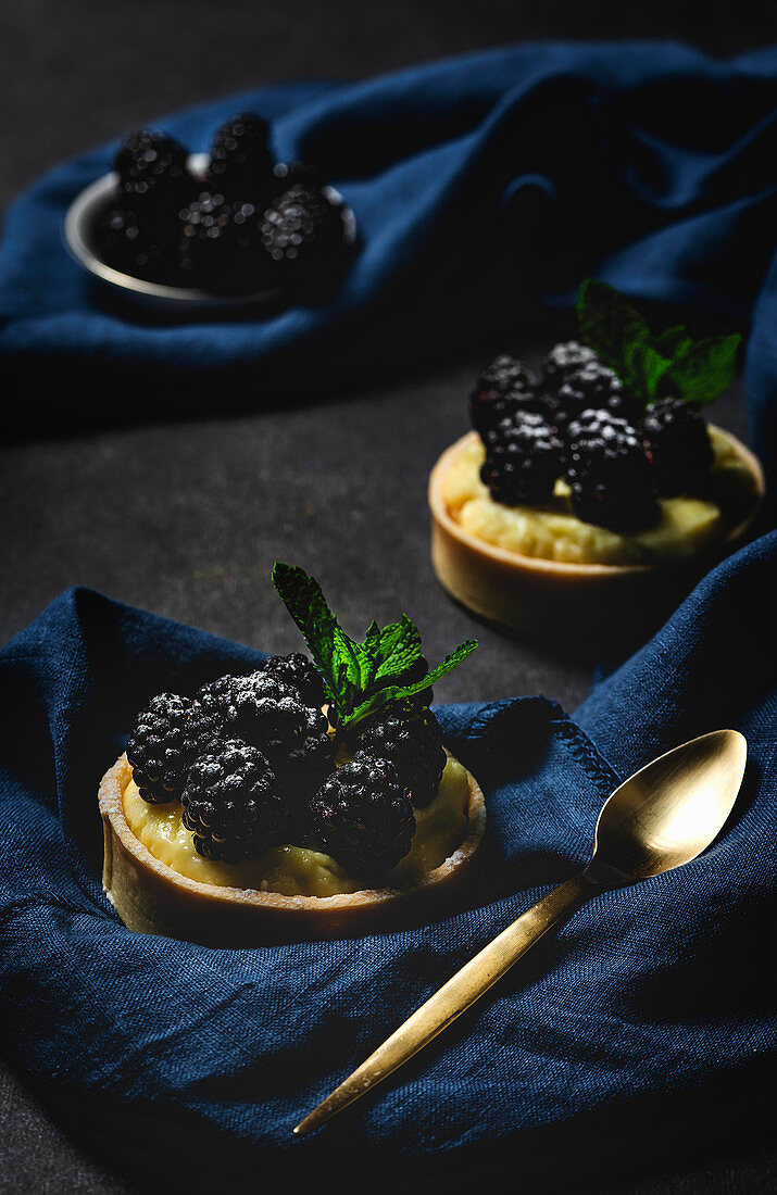 Tarteletts mit Vanillecreme und Brombeeren