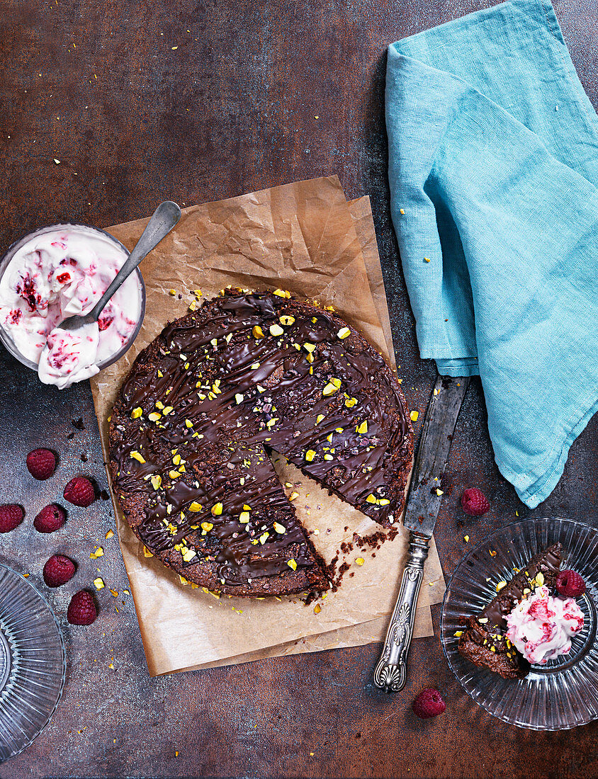 Schokoladenkuchen mit Pistazien