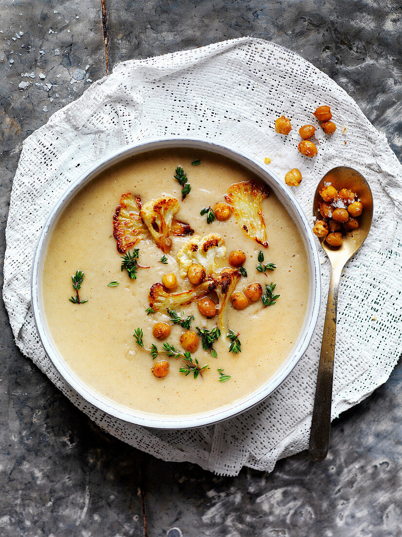 Cremesuppe mit geröstetem Blumenkohl und Kichererbsen