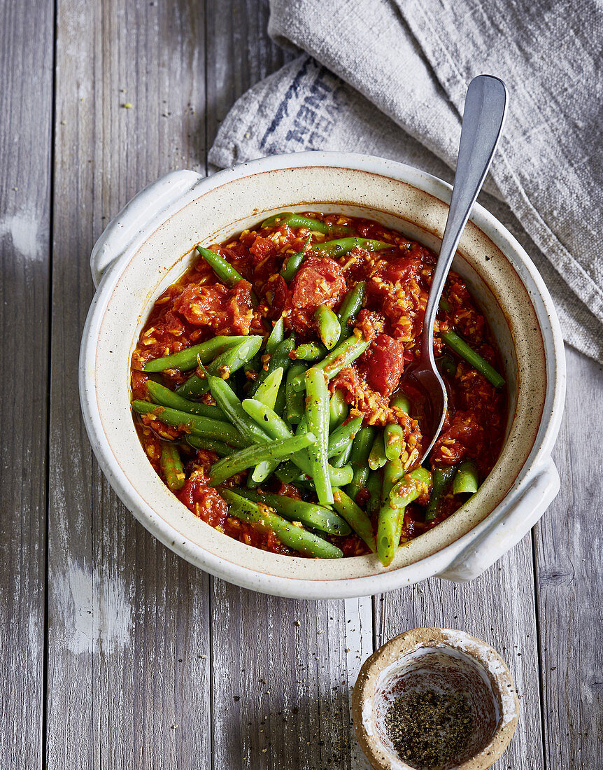 Green beans in coconut and tomato sauce