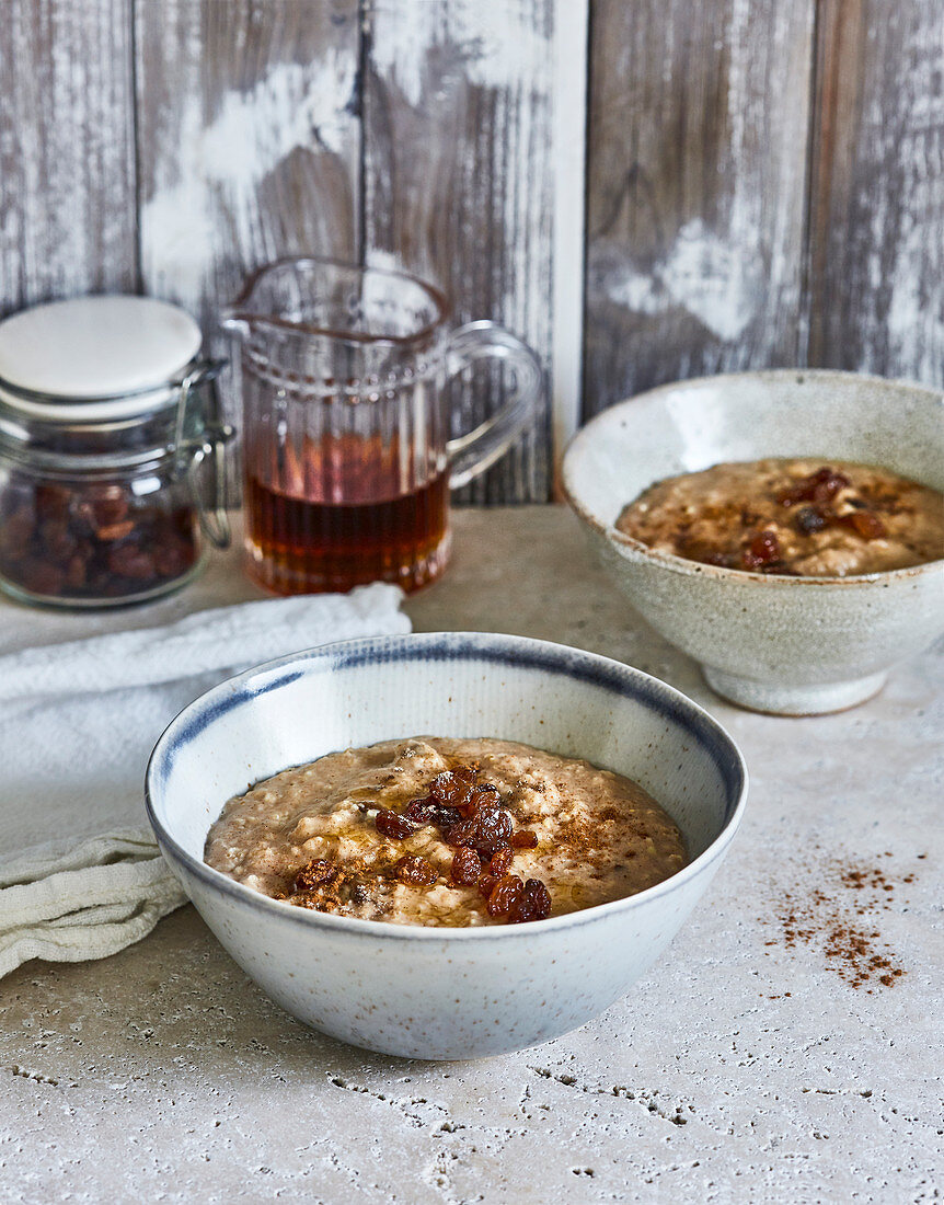 Ayurvedic porridge with raisins, cardamom and cinnamon