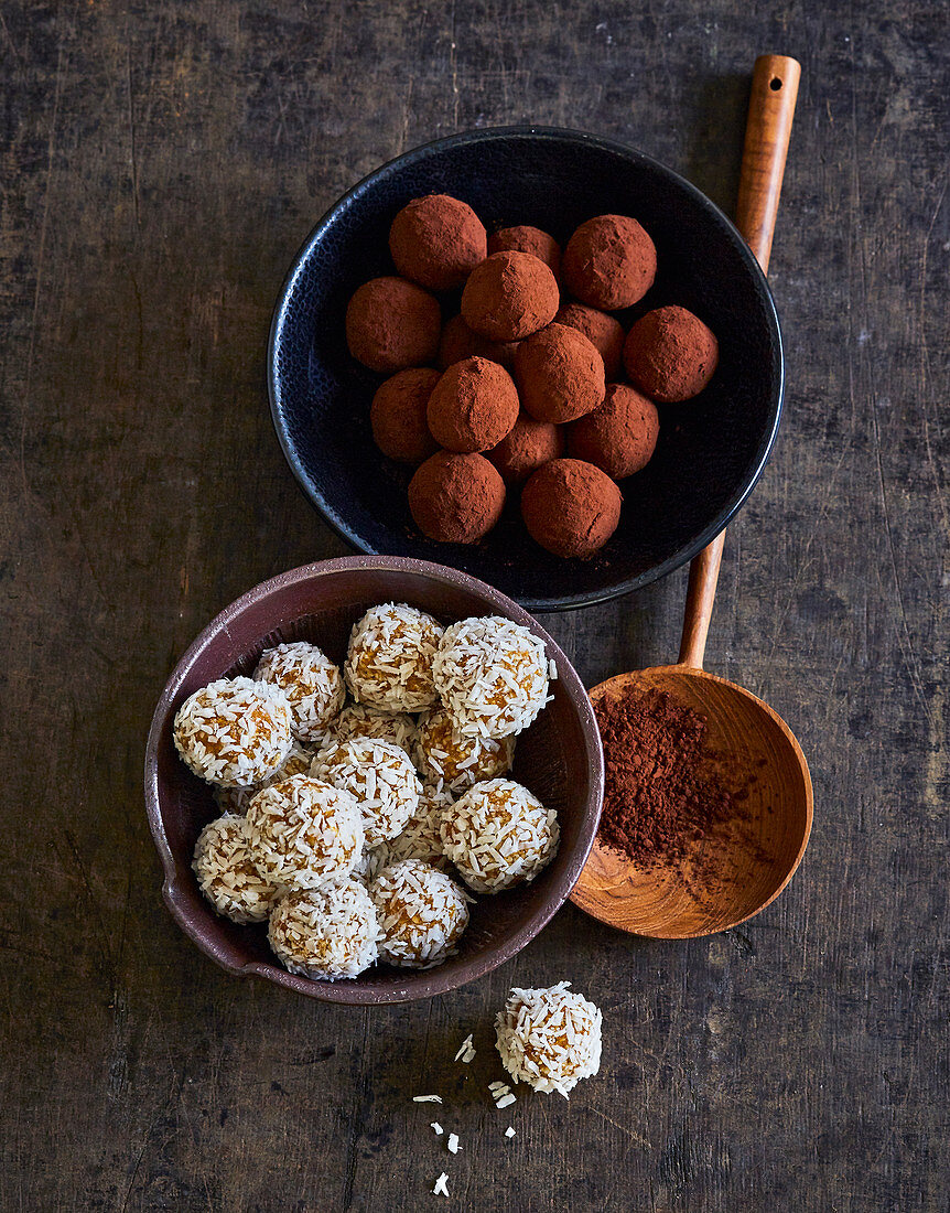 Energy balls with apricots, coconut and dates