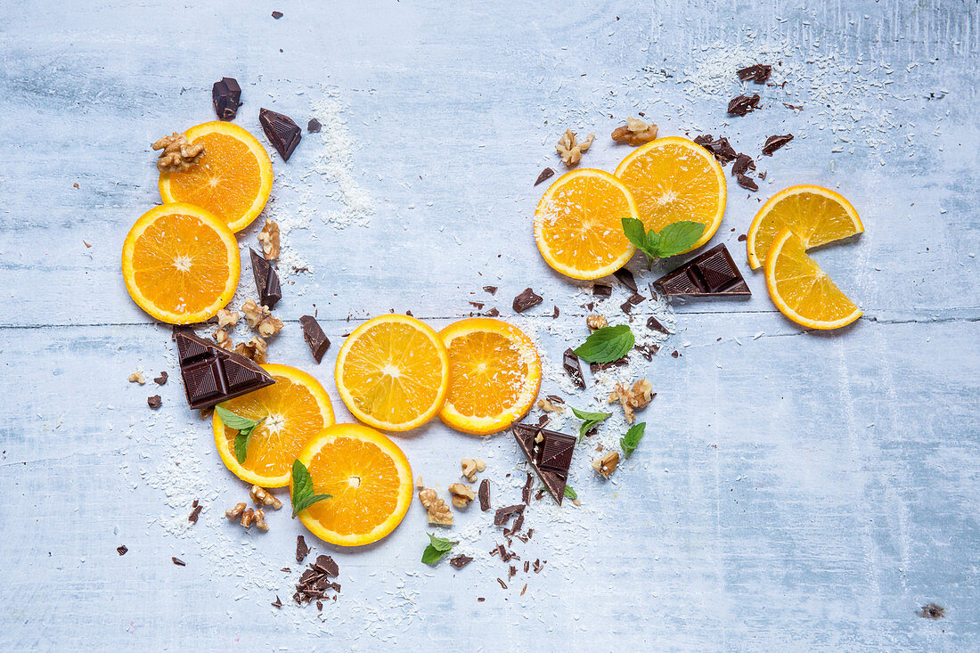 Orangenscheiben, Schokoladenstückchen und Nüsse