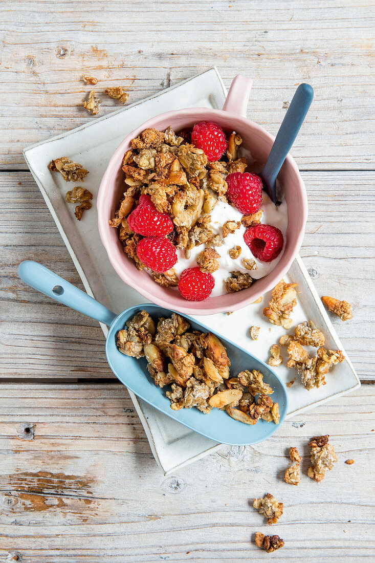 Granola mit Banane und Himbeeren